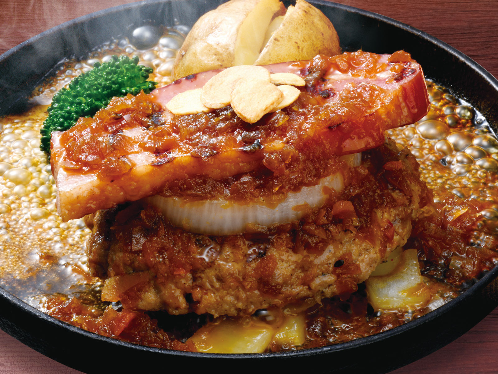 厚切りベーコンと焼き玉ねぎのジューシーバーグランチ